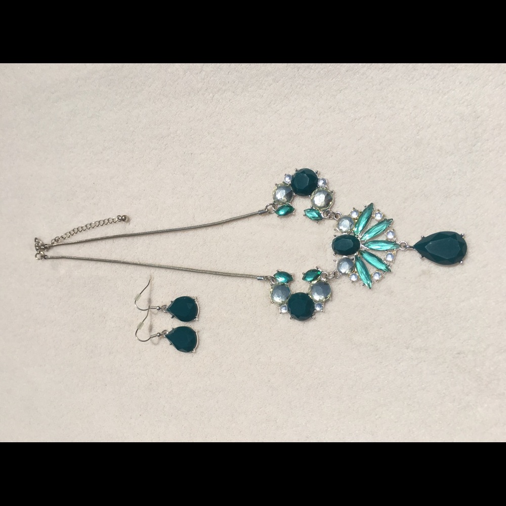 ▪️FINAL SALE 2/5▪️ Green statement necklace with matching earrings